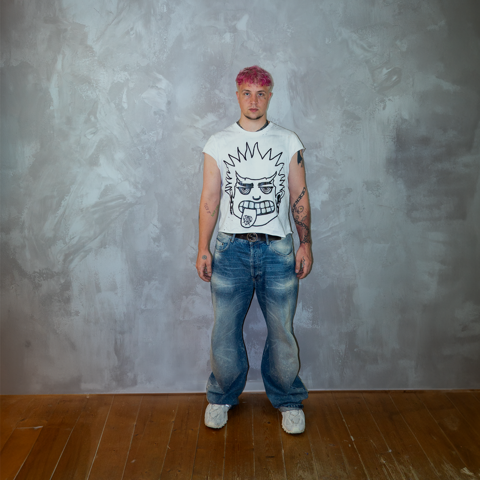 'DIRT MOUTH' T-Shirt Eierschale – Frontansicht am Model #noshadow