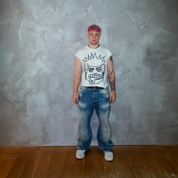 'DIRT MOUTH' T-Shirt Eierschale – Frontansicht am Model