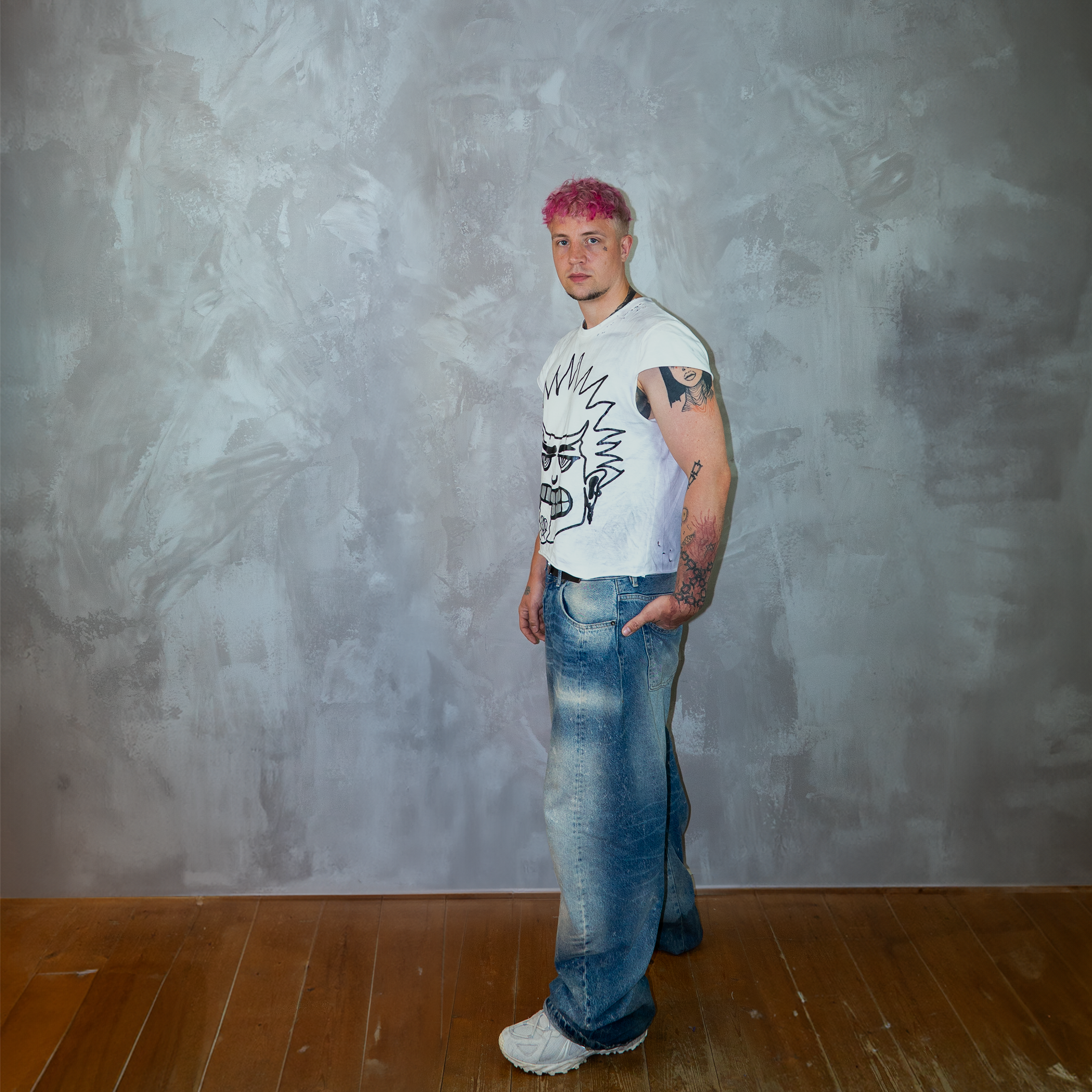 'DIRT MOUTH' T-Shirt Eierschale – Seitenansicht am Model